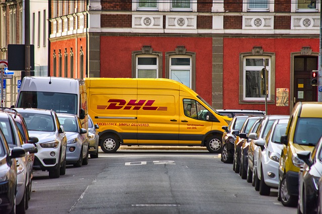 Blick auf einen DHL-Transporter